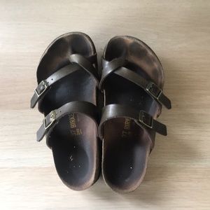 Well-loved Mayari Birkenstock. ❇️Only $20❇️